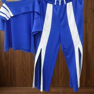 Coat Set Deportivo-Chic: Playera de Cuello Asimétrico con Rayas y Pants de Pierna Ancha con Slits Frontales.